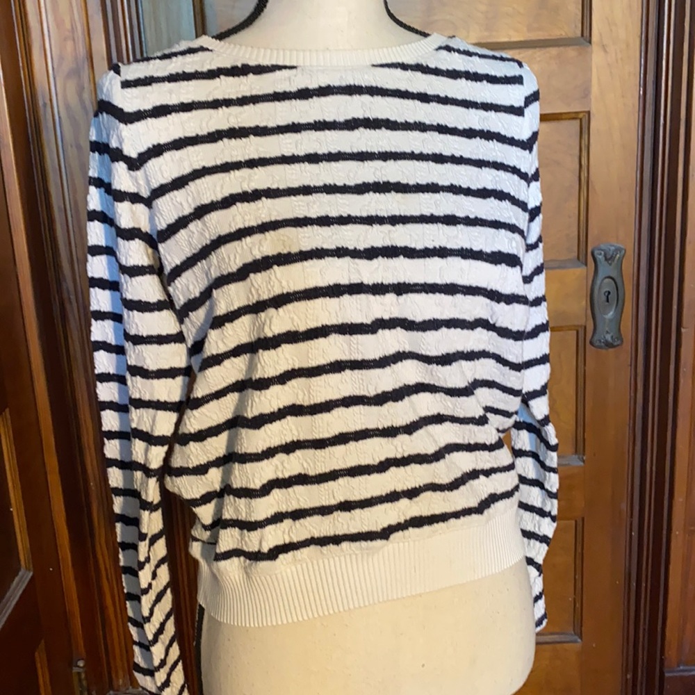Black and white longsleeved pullover